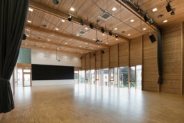 Innenraum im Gemeinde und Pfarrzentrum in Meggenhofen in Oberösterreich geplant von Architekt Stummer 