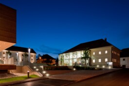 Gemeinde und Pfarrzentrum in Meggenhofen in Oberösterreich geplant von Architekt Stummer 