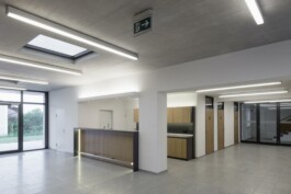 Innenraum im Pfarrzentrum in Haag am Hausruck in Oberösterreich geplant von Architekt Stummer 