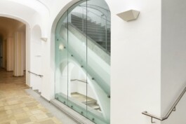 Neugestaltung der Hauptstiege im Landhaus Linz durch Architekt Stummer 