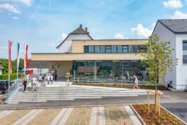 Außenansicht der Volksschule Rohr während seiner Eröffnungsfeier 