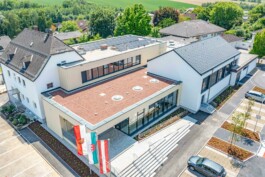 Außenansicht der Volksschule Rohr während seiner Eröffnungsfeier 