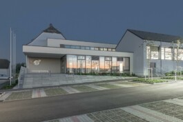 Die Fassade mit dem Eingangsbereich der Volksschule Rohr im Kremstal in Oberösterreich bei Nacht 