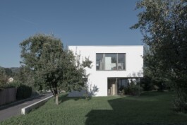 Das Wohnhaus Madlmayr von außen eingebettet in einen Obstgarten in Ottensheim 