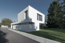 Das Wohnhaus Madlmayr von außen eingebettet in einen Obstgarten in Ottensheim 