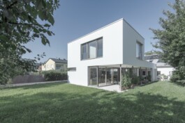 Das Wohnhaus Madlmayr von außen eingebettet in einen Obstgarten in Ottensheim 